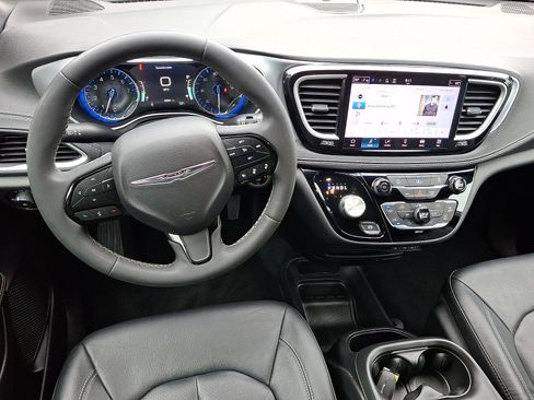 Used 2022 Chrysler Pacifica Touring-L w/ S Appearance Package FWD image 13
