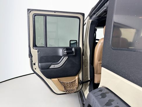 Used 2018 Jeep Wrangler Unlimited Rubicon w/ Connectivity Group image 25