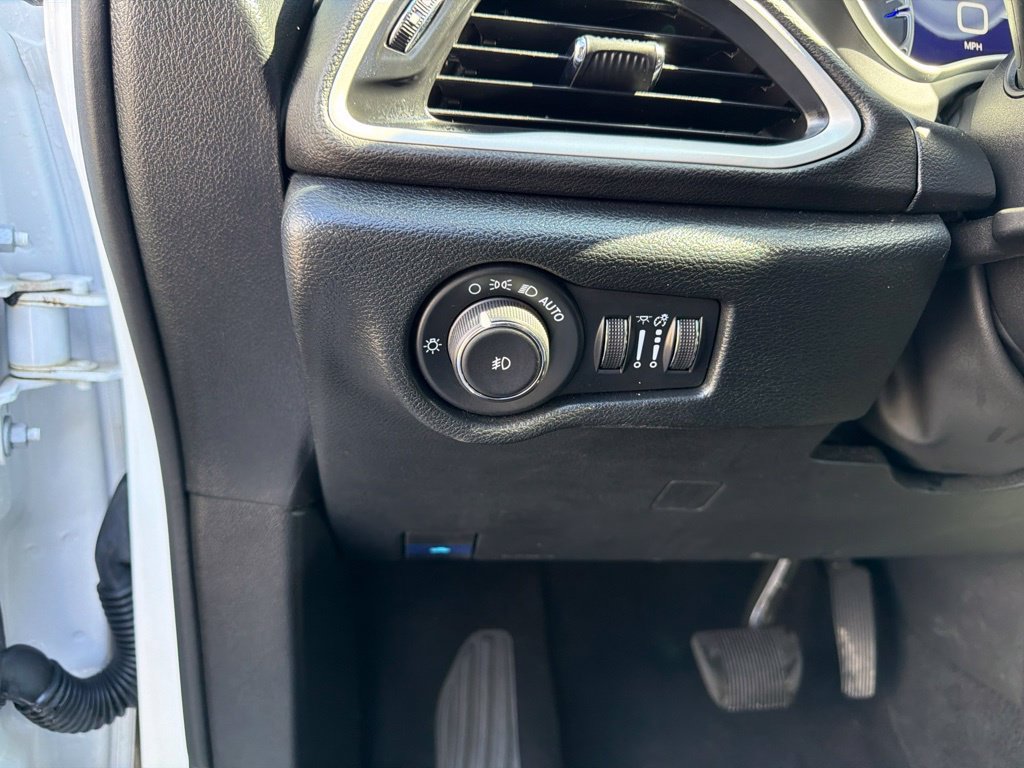 Used 2025 Chrysler Pacifica Select FWD image 18
