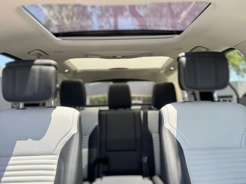 Used 2025 Land Rover Discovery Dynamic SE AWD/4WD image 17