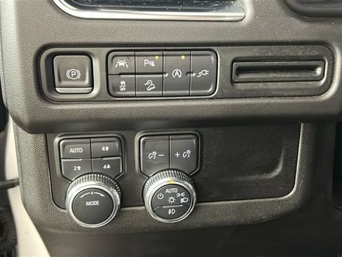 Used 2022 GMC Yukon XL AT4 AWD/4WD image 19