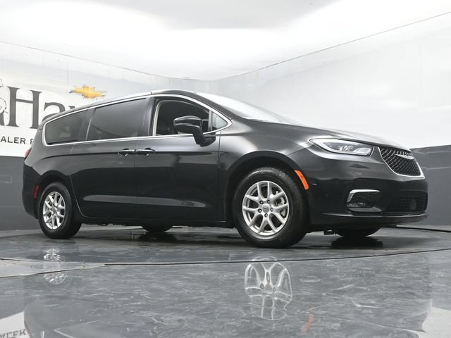 Used 2023 Chrysler Pacifica Touring-L FWD image 2