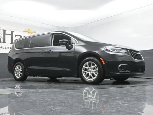 Used 2023 Chrysler Pacifica Touring-L FWD image 2