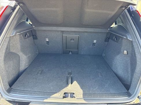 Used 2025 Volvo XC40 B5 Plus image 11