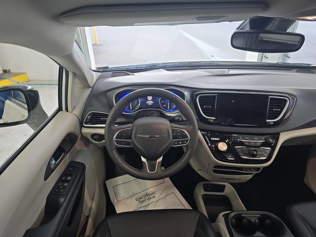Used 2024 Chrysler Pacifica Touring-L FWD image 12