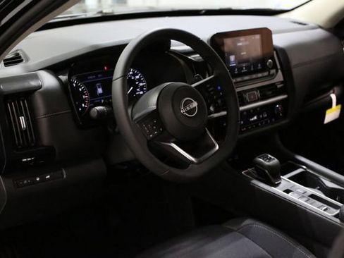 New 2025 Nissan Pathfinder SV image 6