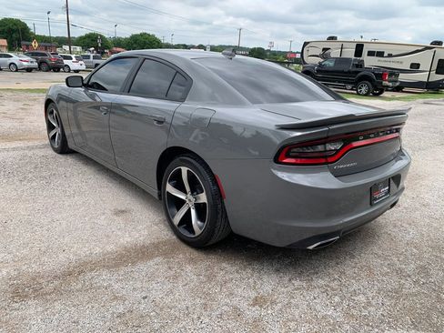 Used 2017 Dodge Charger SXT RWD image 5