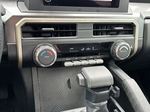 Used 2025 Toyota Tacoma SR5 AWD/4WD image 21