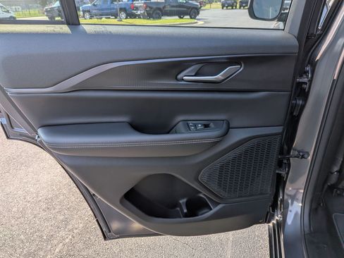 Used 2025 Jeep Grand Cherokee Laredo RWD image 19