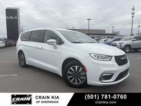 Used 2022 Chrysler Pacifica Touring-L image 1