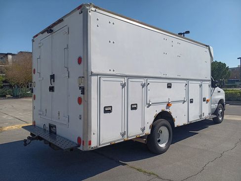 Used 2013 Ford E-450 and Econoline 450 Super Duty w/ Interior Upgrade Pkg RWD image 10