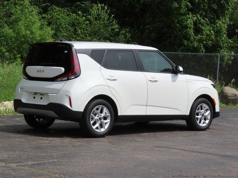Certified 2025 Kia Soul LX w/ LX Technology Package FWD image 3