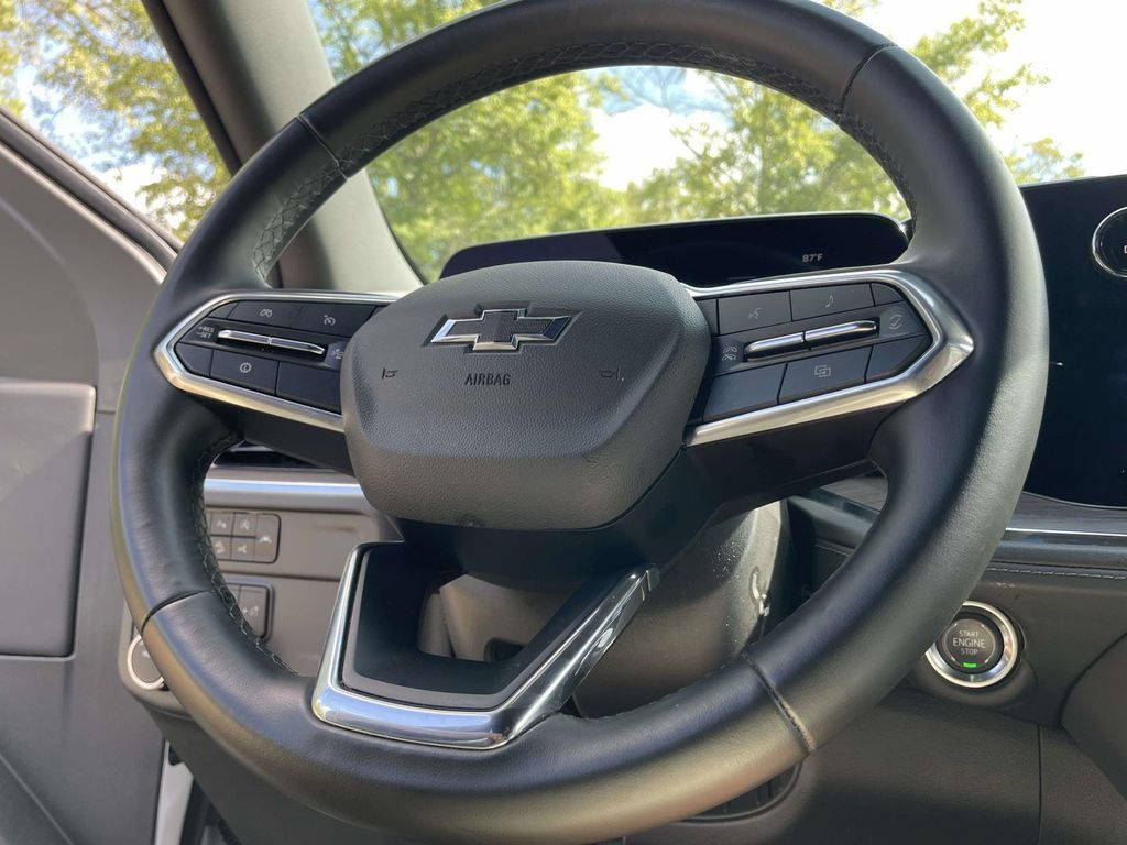 Used 2025 Chevrolet Suburban Z71 AWD/4WD image 28