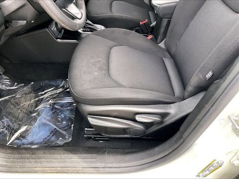 Used 2023 Jeep Renegade Latitude image 29