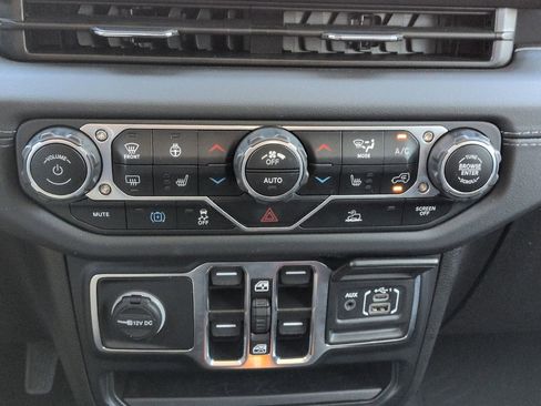 Used 2024 Jeep Wrangler Unlimited Sahara AWD/4WD image 18