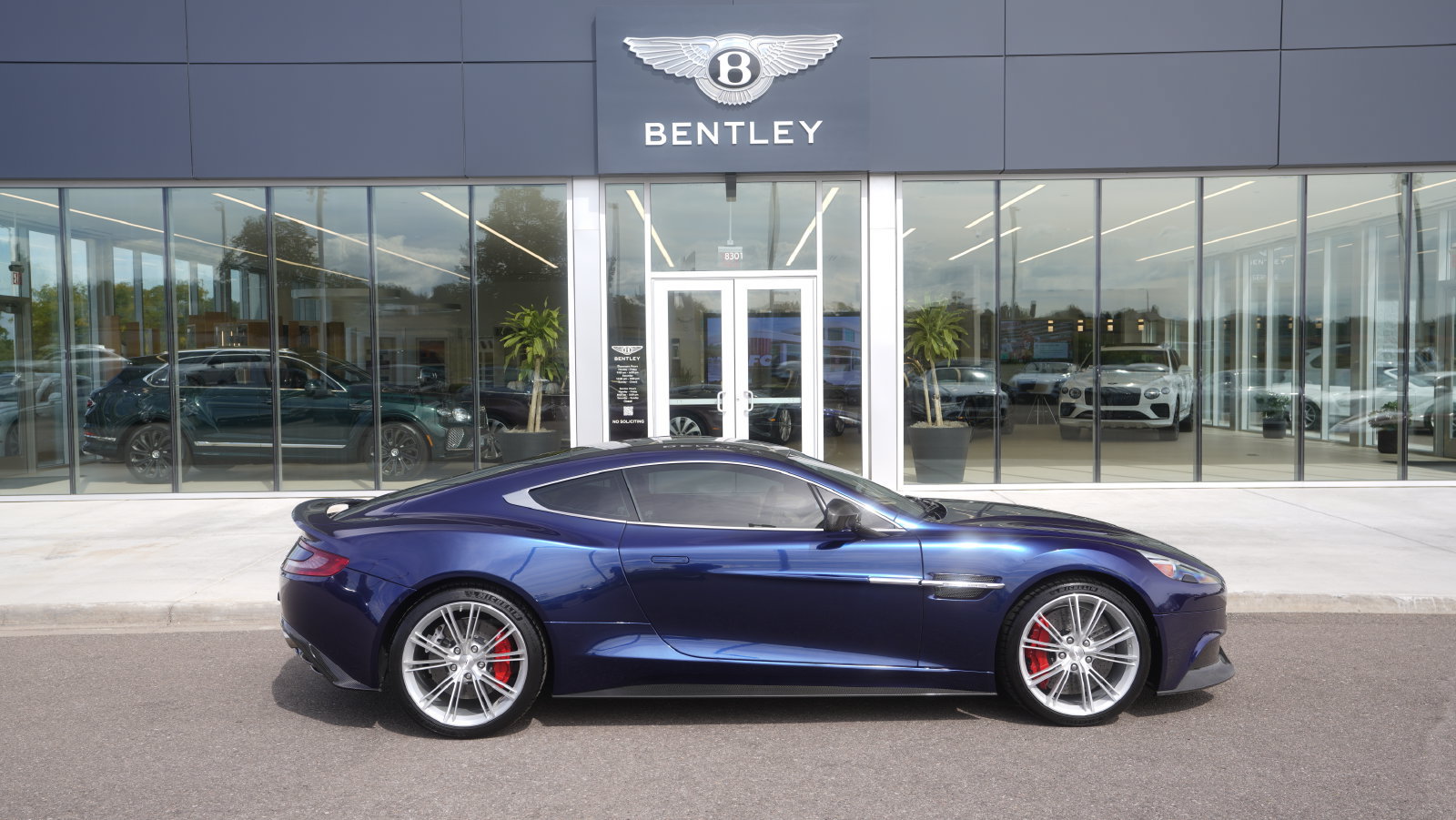 Used 2015 Aston Martin Vanquish Coupe RWD image 19