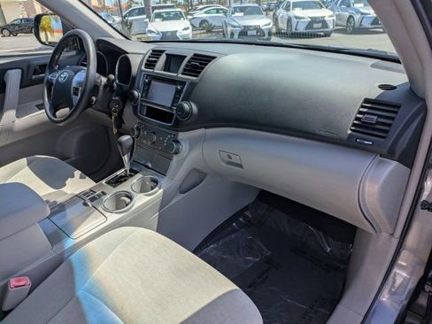 Used 2013 Toyota Highlander Plus FWD image 32