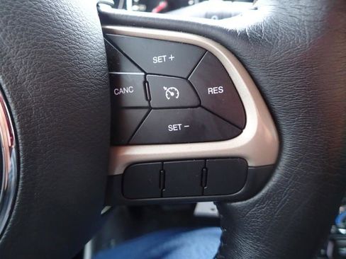 Used 2016 Jeep Renegade Latitude FWD image 16