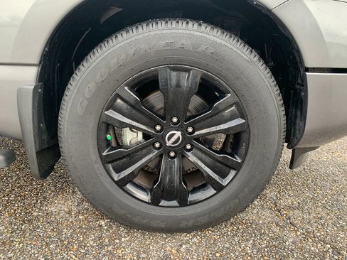 Used 2024 Nissan Titan SV w/ SV Convenience Package image 3