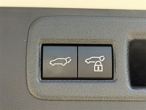 Certified 2024 Toyota Venza XLE image 31