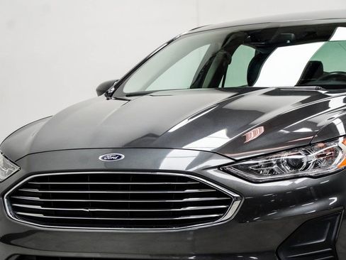 Used 2019 Ford Fusion SE image 2
