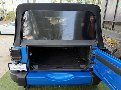 Used 2016 Jeep Wrangler Unlimited Sahara w/ Connectivity Group AWD/4WD image 28