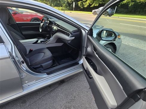 Used 2018 Toyota Camry LE FWD image 6