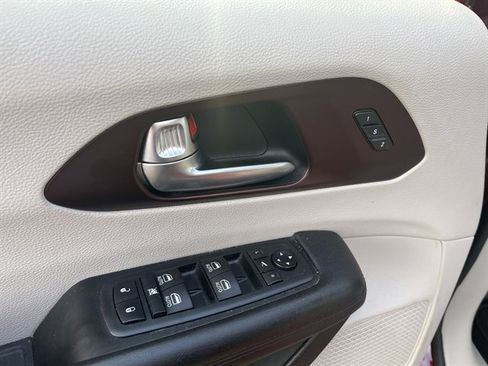 Used 2020 Chrysler Pacifica Limited w/ Tire & Wheel Group image 19