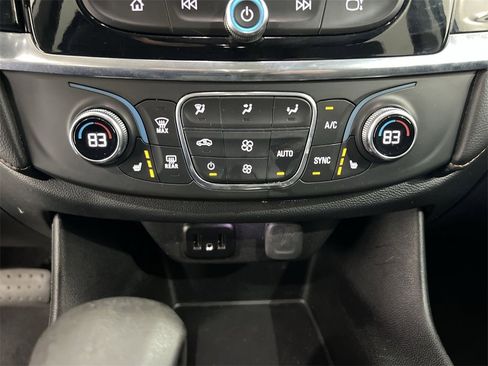 Used 2021 Chevrolet Traverse LT image 16