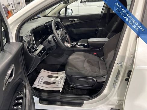 Used 2023 Kia Sportage LX image 9
