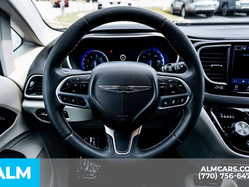 Used 2024 Chrysler Pacifica Touring-L image 29