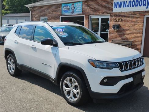 Used 2024 Jeep Compass Latitude AWD/4WD image 3