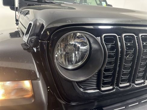 Used 2021 Jeep Gladiator Willys image 5