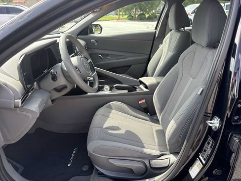 Used 2023 Hyundai Elantra SE FWD image 17