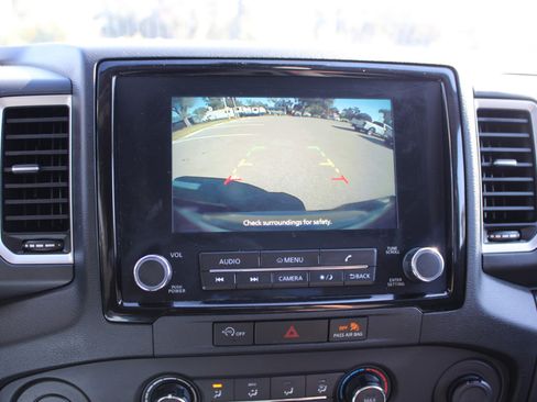 Used 2024 Nissan Frontier SV image 17