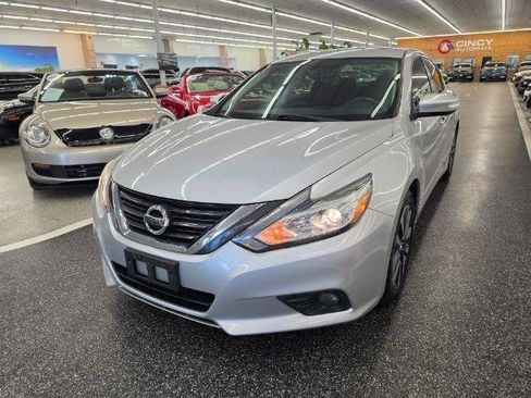 Used 2016 Nissan Altima 2.5 SV w/ Convenience Package FWD image 2