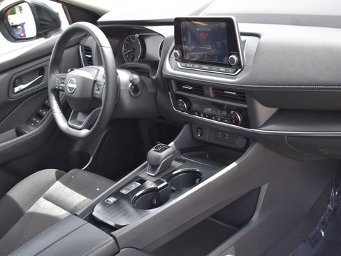 Used 2025 Nissan Rogue SV FWD image 13