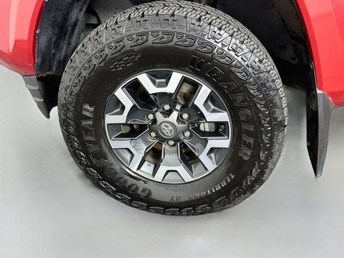 Used 2018 Toyota Tacoma TRD Sport w/ Technology Package RWD image 30