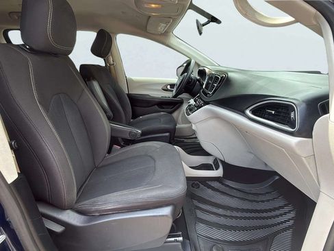 Used 2020 Chrysler Voyager L FWD image 17