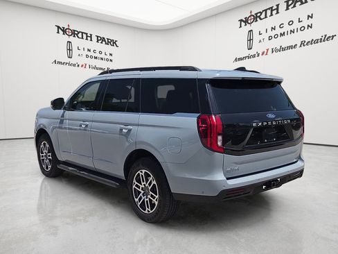 Used 2025 Ford Expedition Active RWD image 3