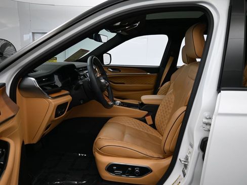 Used 2024 Jeep Grand Cherokee Summit image 12