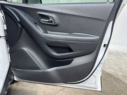 Used 2021 Chevrolet Trax LS w/ Tint and Cruise Package image 9