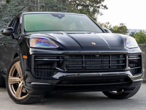 Certified 2025 Porsche Cayenne GTS image 9