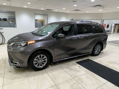 Used 2024 Toyota Sienna XLE w/ XLE Plus Package image 6