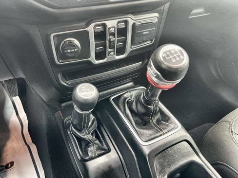 Used 2018 Jeep Wrangler Unlimited Sahara image 15