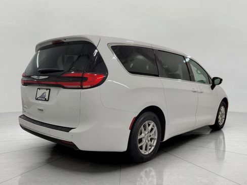Used 2024 Chrysler Pacifica Touring-L image 21