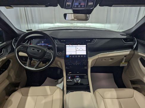 New 2025 Jeep Grand Cherokee Limited image 12