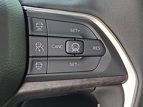 New 2026 Jeep Grand Cherokee Limited w/ Luxury Tech Group II AWD/4WD image 19