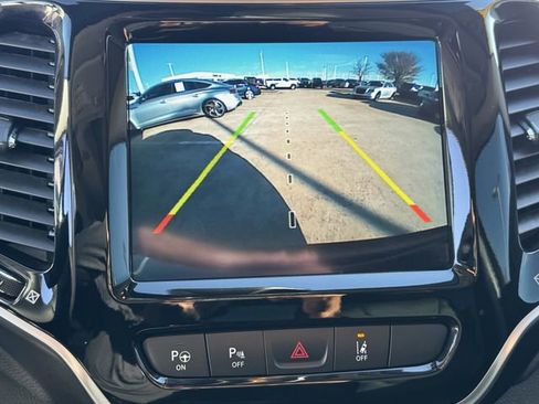 Used 2019 Jeep Cherokee Limited w/ Technology Group image 17