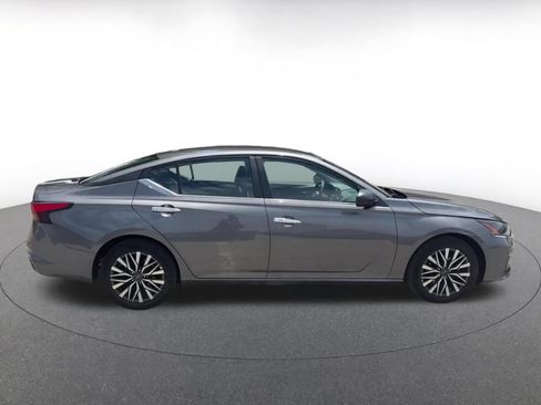 Used 2025 Nissan Altima 2.5 SV FWD image 16
